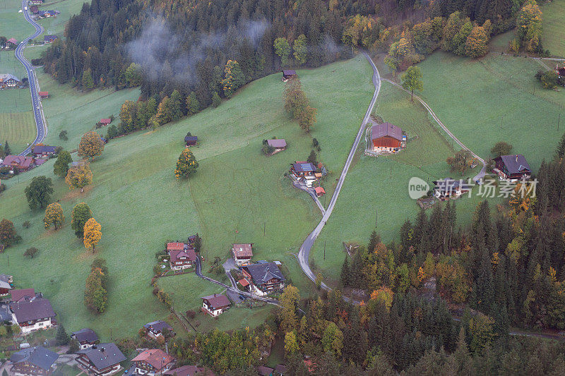 鸟瞰Bernese Oberland村庄，秋天